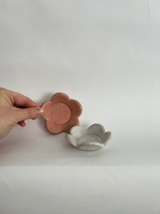 DAISY DISH | WHITE + PINK