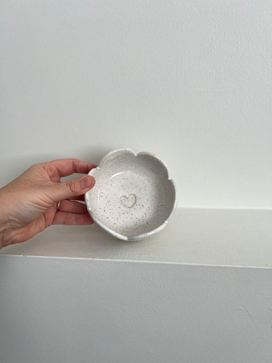 TRINKET DISH | HEART | SCALLOP RIM | WHITE