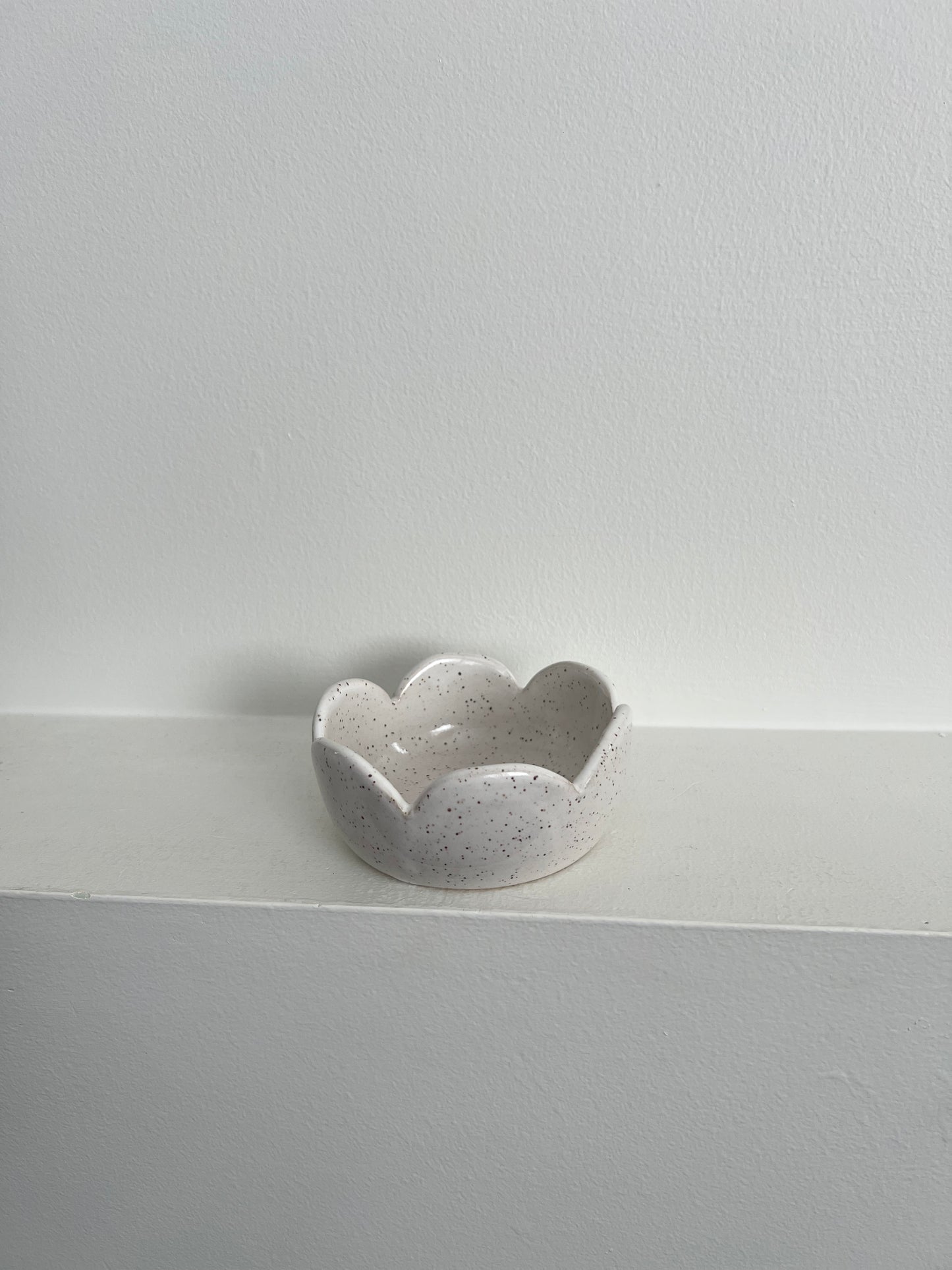 TRINKET DISH | HEART | SCALLOP RIM | WHITE