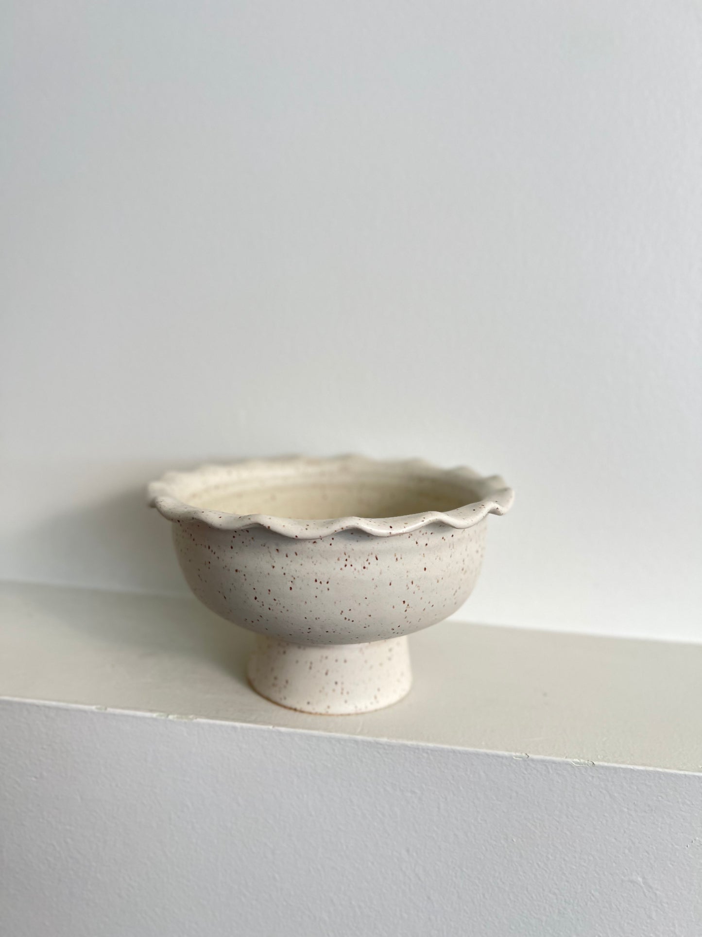 PEDESTAL BOWL | RUFFLE | MID
